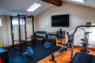 Voordat een homegym op zolder gemaakt wordt is het goed om de veiligheid ervan te beoordelen. Met fitnessapparatuur en -accessoires kan namelijk de hoeveelheid gewicht snel oplopen. Hoeveel gewicht een zoldervloer kan dragen, hangt af van het type vloersysteem en de constructie ervan. Over het algemeen kan een zoldervloer ongeveer 150-250 kg per vierkante meter dragen. Het is belangrijk om hierdoor niet teveel gewicht op een punt te plaatsen om overbelasting te voorkomen.